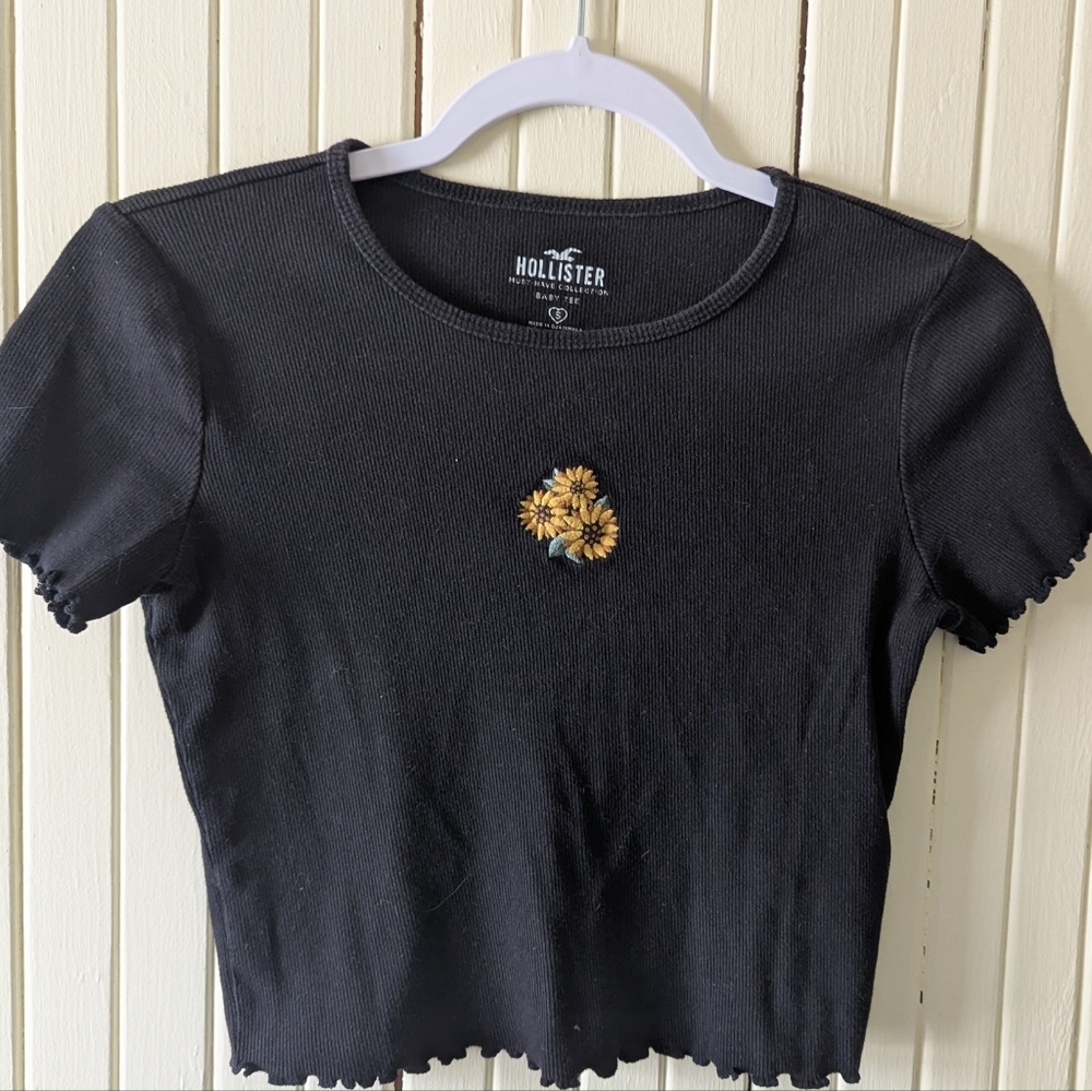 Hollister Embroidered Sunflower Baby Tee Black Size Small